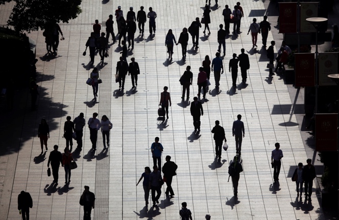 People walk along a pedestrian street in downtown Shanghai April 26, 2013. China posted a current account surplus of $55.2 billion in the first quarter of 2013, preliminary data from the country's foreign exchange regulator showed on Thursday. REUTERS/Carlos Barria (CHINA - Tags: BUSINESS SOCIETY) - RTXZ0T7