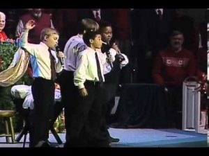 musica cuatro ninos alabando al